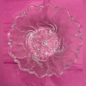 EUC VTG INDIANA GLASS CO CLEAR GLASS SERVING BOWL WILD ROSE CABBAGE LEAF FOOTED